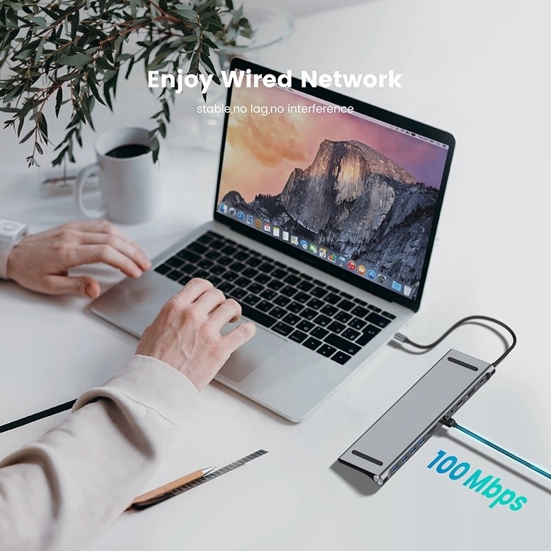 Adaptatore multifunzionale per computer portatili e telefoni cellulari
